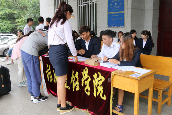 bat365中文官方网站迎接专升本学生工作顺利结束