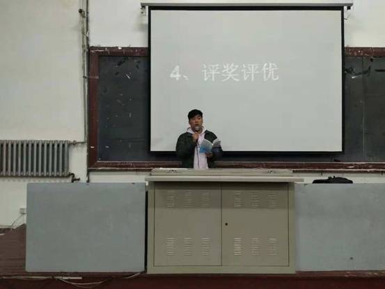 bat365中文官方网站2018级学生学习《bat365中文官方网站学生手册》年级会纪实