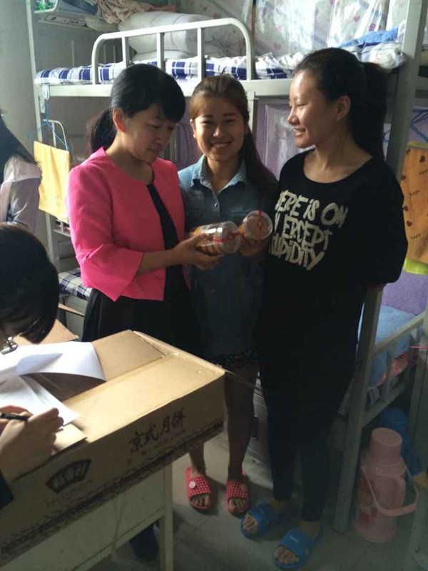 bat365中文官方网站一分钱爱心基金送温暖系列活动——中秋月饼情