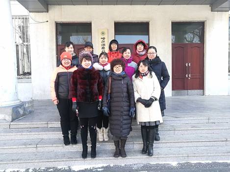 巾帼师生校园行 鲜花笑脸相映红 ——旅游学院举行“迎评促建倒计时,昂扬进取砥砺行”三八系列活动