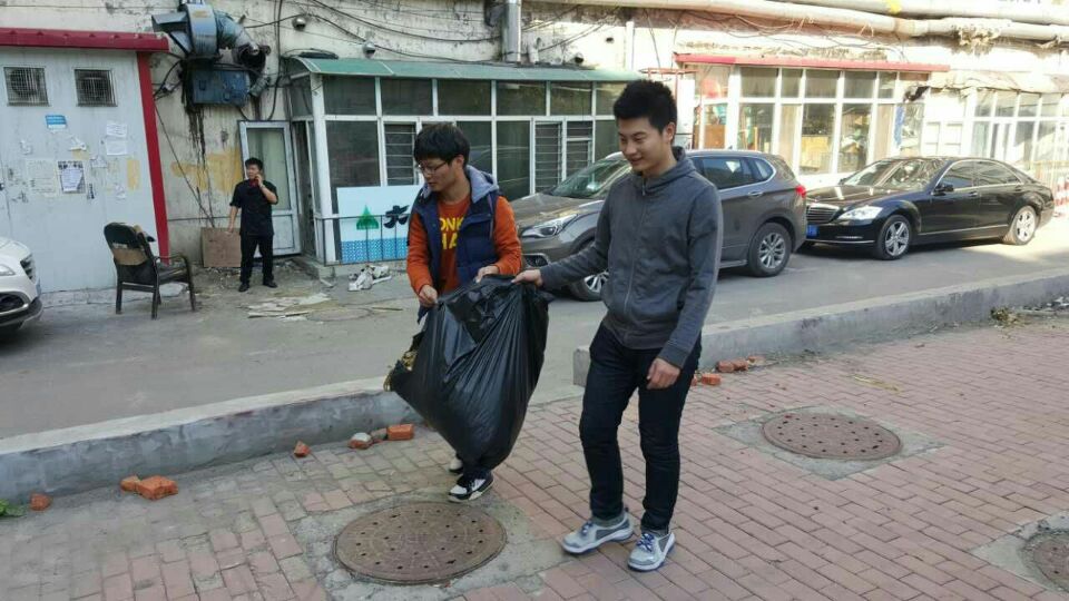 bat365中文官方网站“青马工程”学习实践小组重阳节关爱老人清扫社区活动