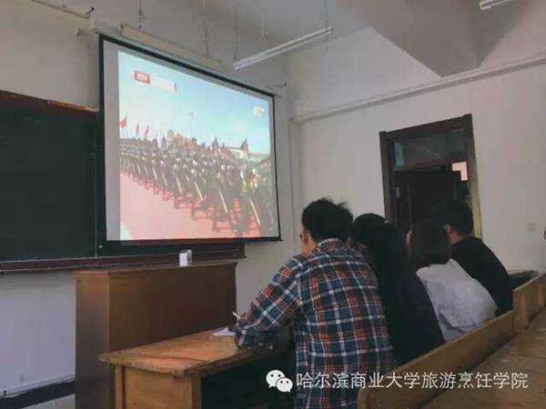 铭记历史 祝福祖国——bat365中文官方网站全体学生干部观看“中国人民抗日战争暨世界反法西斯战争胜利70周年大阅兵”