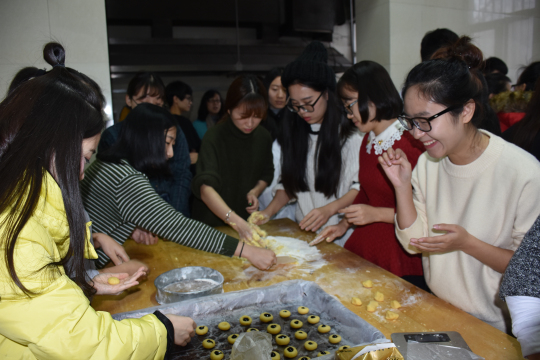 bat365中文官方网站与研究生学院实践技能拓展训练——烘焙体验之旅圆满举行