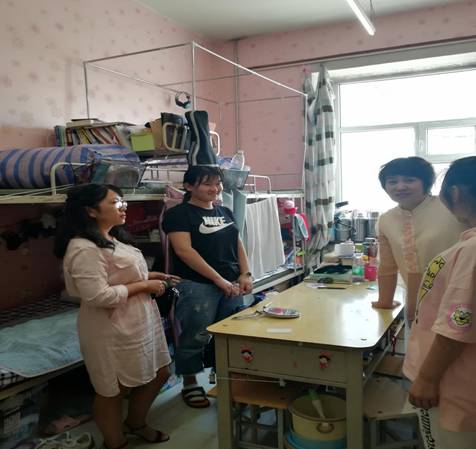 bat365中文官方网站学工队伍新学期走访学生宿舍