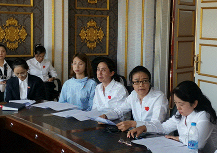 bat365中文官方网站党总支召开“不忘初心、牢记使命”主题教育学习交流活动