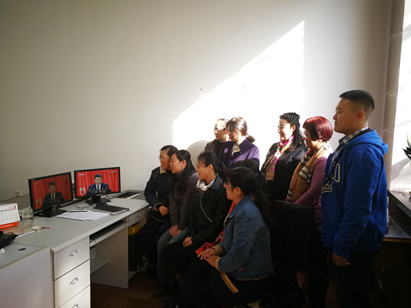 bat365中文官方网站师生集体收看十九大开幕式 热议改革发展