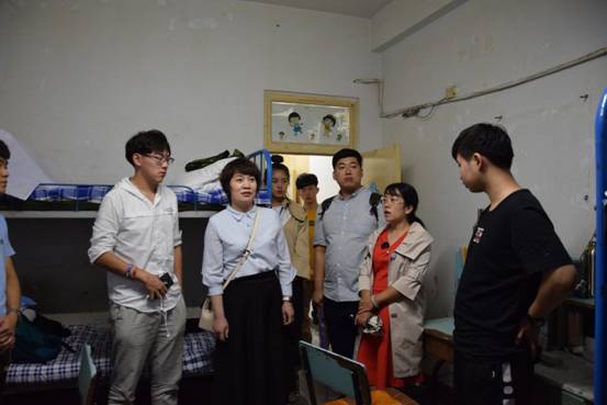 bat365中文官方网站辅导员老师走访学生寝室